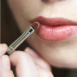 Application-vernis-levres-maquillage-pinceau-samsar-novex